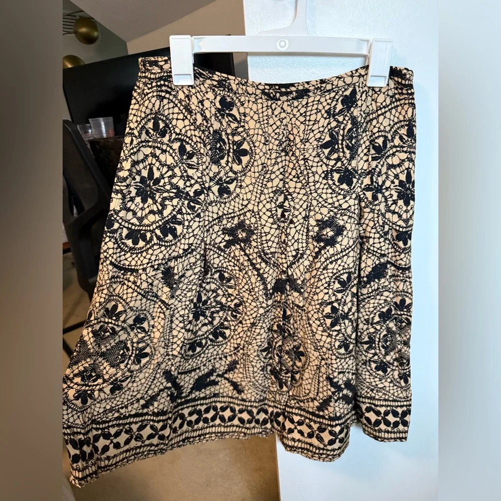 Kasper Black and Tan Printed Pencil Skirt size 8 excellent condition